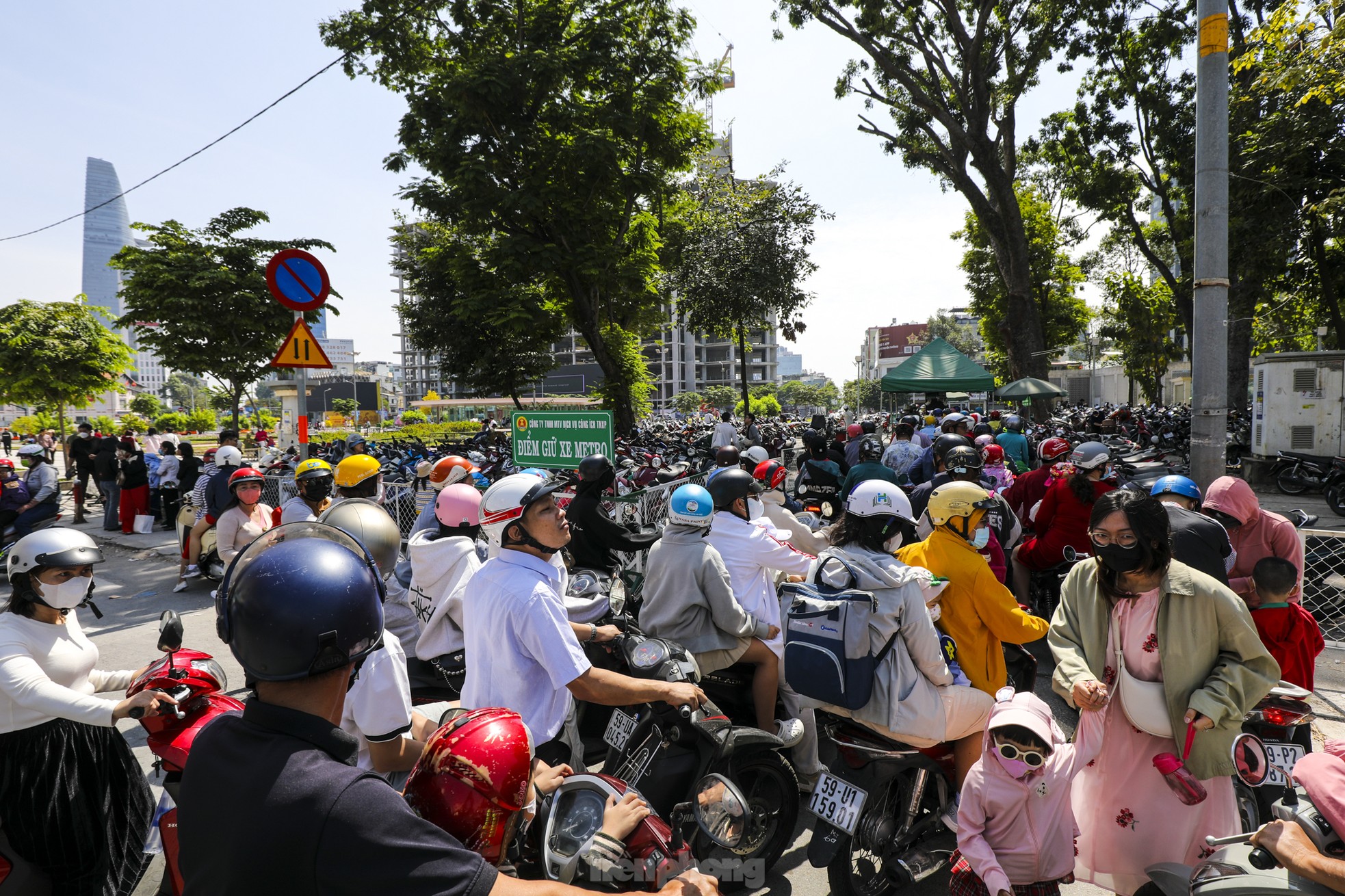 'Biển người' chờ cả tiếng để đi metro TPHCM ngày mùng 3 Tết ảnh 19