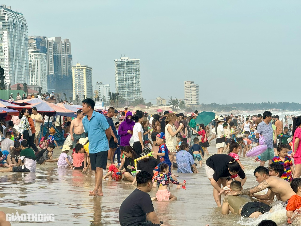 Phố biển Vũng Tàu đông nghẹt du khách ngày mùng 3 Tết- Ảnh 2. Phố biển Vũng Tàu đông nghẹt du khách ngày mùng 3 Tết- Ảnh 2.