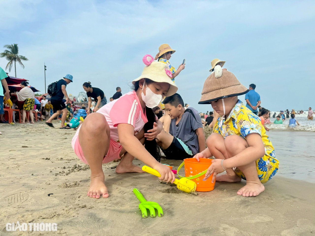 Phố biển Vũng Tàu đông nghẹt du khách ngày mùng 3 Tết- Ảnh 4. Phố biển Vũng Tàu đông nghẹt du khách ngày mùng 3 Tết- Ảnh 4.