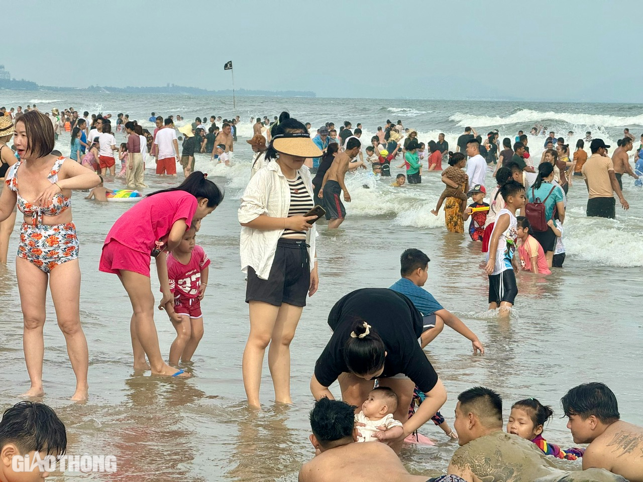 Phố biển Vũng Tàu đông nghẹt du khách ngày mùng 3 Tết- Ảnh 5. Phố biển Vũng Tàu đông nghẹt du khách ngày mùng 3 Tết- Ảnh 5.