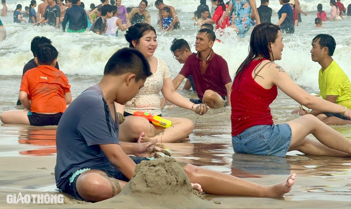 Phố biển Vũng Tàu đông nghẹt du khách ngày mùng 3 Tết- Ảnh 11. Phố biển Vũng Tàu đông nghẹt du khách ngày mùng 3 Tết- Ảnh 11.