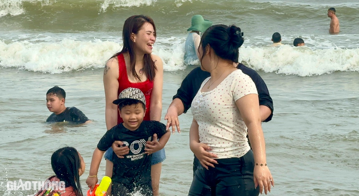 Phố biển Vũng Tàu đông nghẹt du khách ngày mùng 3 Tết- Ảnh 12. Phố biển Vũng Tàu đông nghẹt du khách ngày mùng 3 Tết- Ảnh 12.