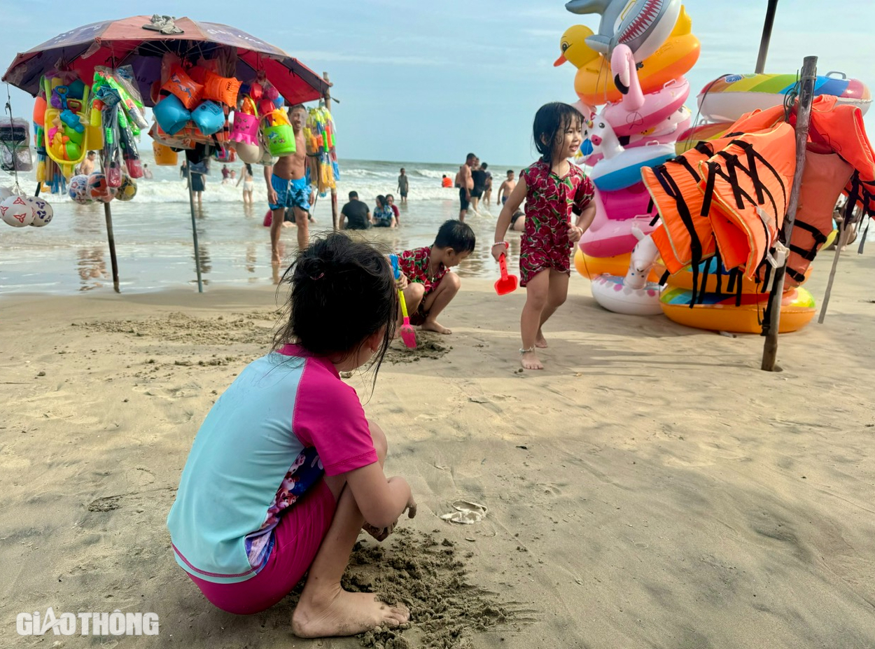 Phố biển Vũng Tàu đông nghẹt du khách ngày mùng 3 Tết- Ảnh 13. Phố biển Vũng Tàu đông nghẹt du khách ngày mùng 3 Tết- Ảnh 13.