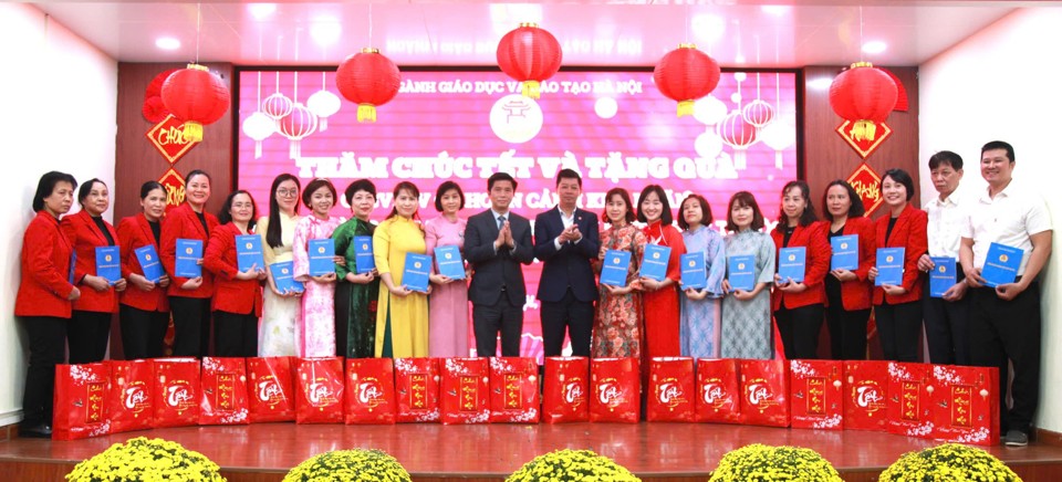 Phó Giám đốc Sở GD&ĐT Hà Nội Phạm Quốc Toản và Chủ tịch Công đoàn ngành giáo dục Hà Nội Đỗ Văn Nam tặng quà Tết cho giáo viên các nhà trường.