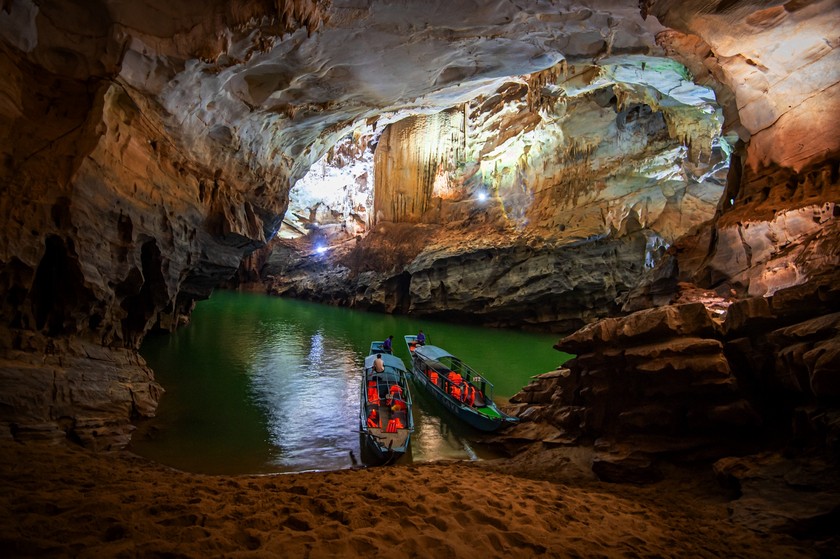 Để khám phá các động Phong Nha, du khách sẽ có 2 lựa chọn chính là tour tham quan phổ thông ngồi thuyền rồi đi bộ khám phá hang Tiên, hang Cung Đình... và tour chinh phục 4.500m khám phá chiều sâu bí ẩn động Phong Nha với loại hình chèo thuyền kayak, tắm cát trong hang động và tìm hiểu hang Bi Ký.