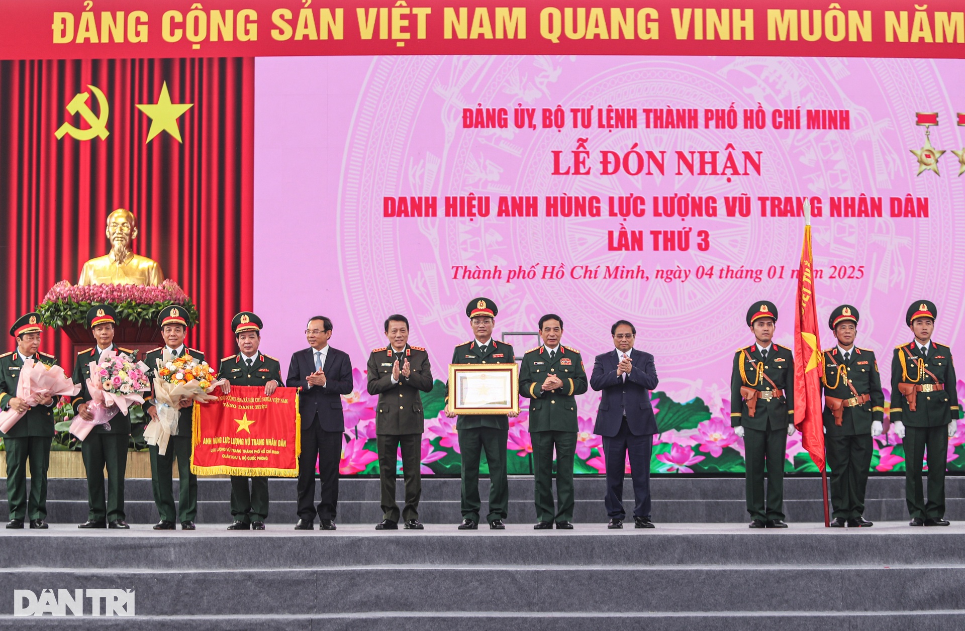 Lực lượng vũ trang TPHCM được phong tặng danh hiệu Anh hùng lần thứ 3 - 8