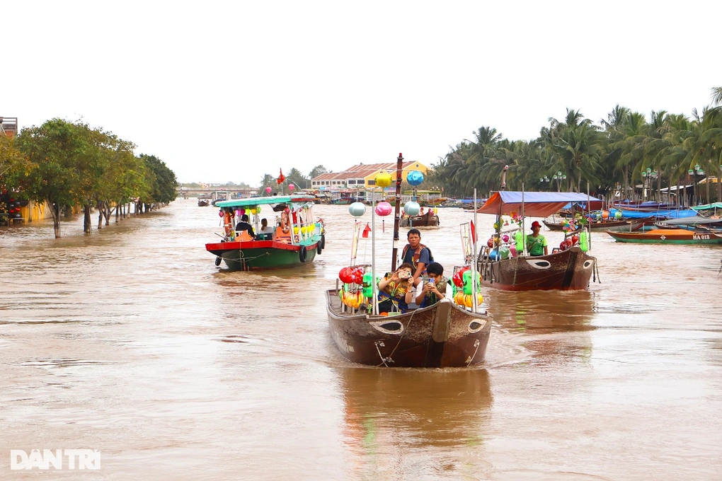 Du khách trải nghiệm đi xích lô, ngồi thuyền ngắm phố cổ Hội An mùa lụt - 1