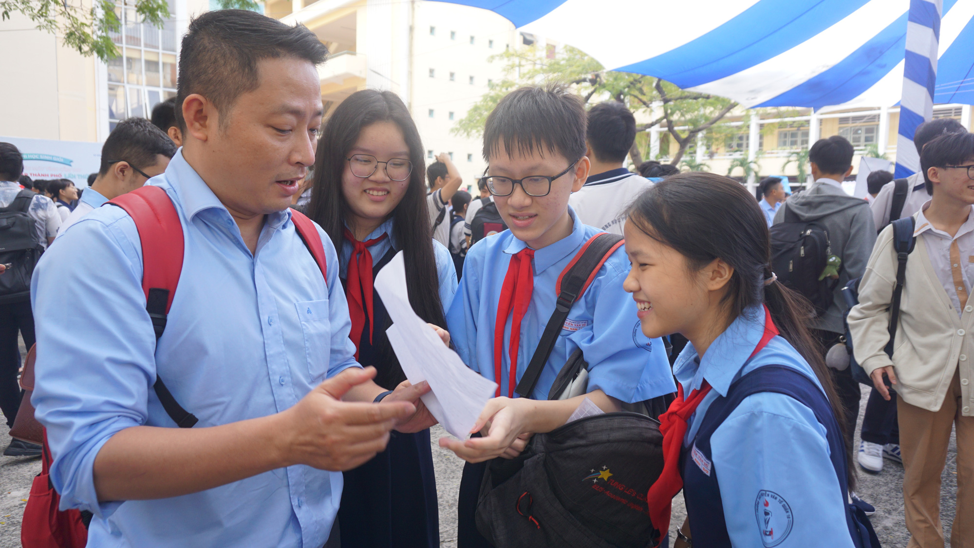 2.200 học sinh tranh tài 'giải toán trên máy tính cầm tay': đi thi như đi hội - Ảnh 1.