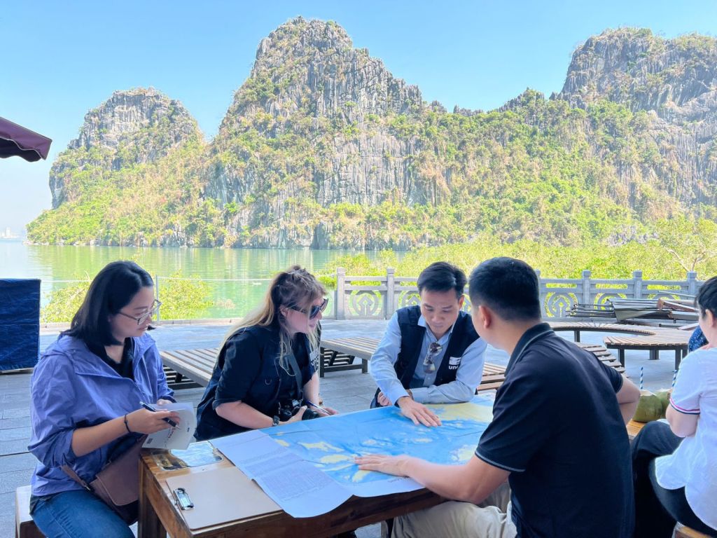 Đoàn đánh giá liên ngành, gồm chuyên gia đánh giá và quản lý rủi ro của ICOMOS, đại diện Cục Di sản Văn hoá, Văn phòng UNESCO Hà Nội khảo sát mức độ ảnh hưởng, thiệt hại của bão Yagi đối với Vịnh Hạ Long.