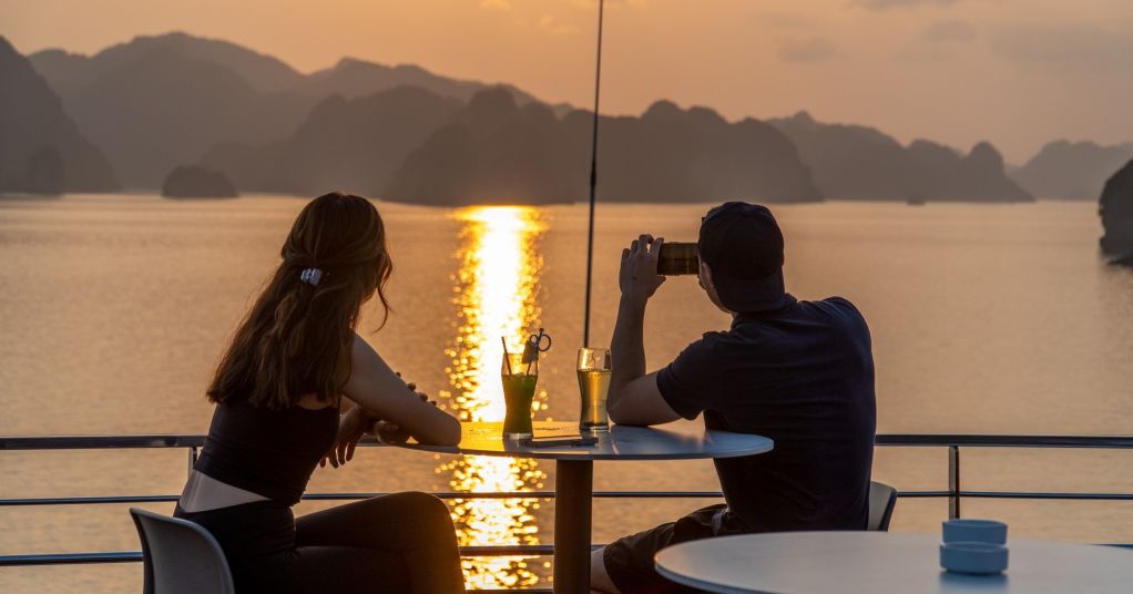 Du khách trải nghiệm không gian lãng mạn trên Vịnh Hạ Long.