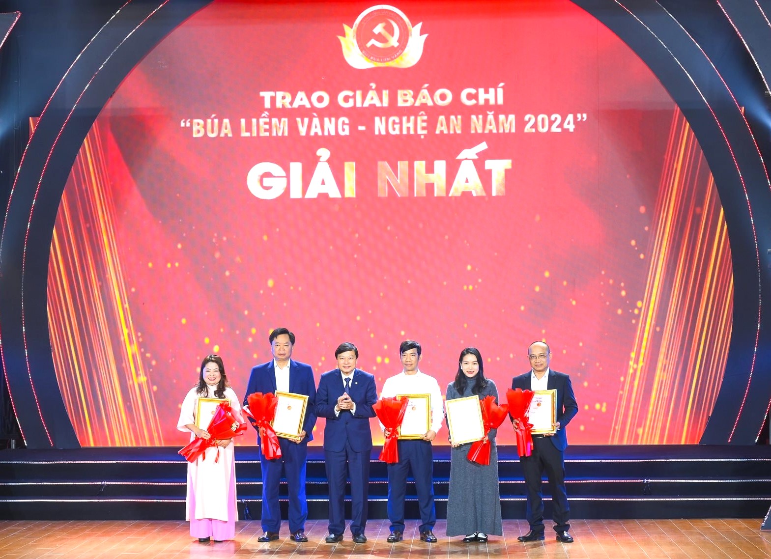 42 tac pham duoc ton vinh giai bao chi bua liem vang  nghe an nam 2024 hinh 1