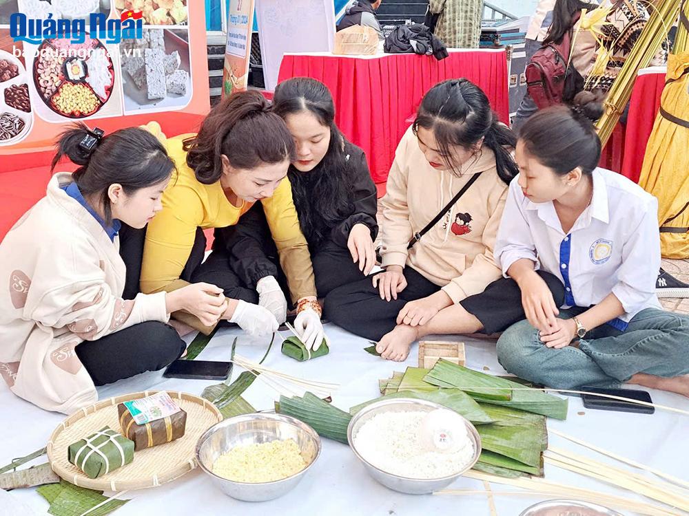 Chị Tôn Thị Quỳnh My, ở thị trấn Tịnh Hà (Sơn Tịnh), hướng dẫn cách làm bánh chưng, bánh tét cho thanh thiếu niên.