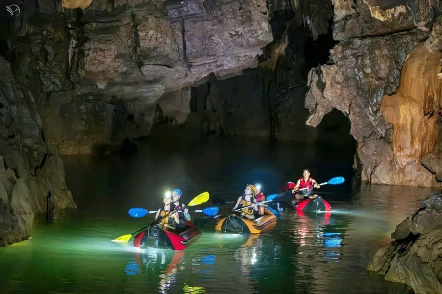 Vẻ đẹp động Phong Nha (Quảng Bình) về đêm càng bí ấn, huyễn hoặc hơn.