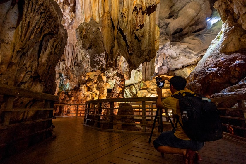 Đang mải mê sáng tác những khung hình đẹp trong lòng hang Tiên, nhiếp ảnh gia Danh Phạm (TP. Hồ Chí Minh) có lần đầu đến với hang động tại Quảng Bình và chia sẻ rằng: “Bước vào đây khiến tôi cảm giác mình thật nhỏ bé trước sự kỳ vĩ của tạo hóa thiên nhiên. Đây quả thật là một nơi mà bất kể nhiếp ảnh gia cũng nên đến để tìm kiếm được những bức ảnh độc đáo”.