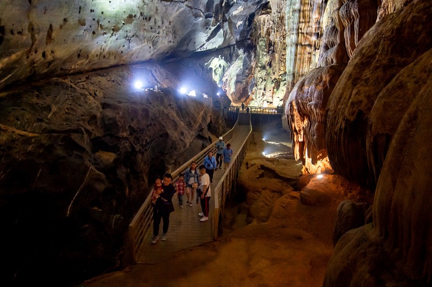 Nối liền với hang Tiên trong lòng hệ thống động Phong Nha là hang Cung Đình, một trong những hang đặc trưng nhất với hệ thống nhũ đá cùng hồ ngầm và bãi cát, bãi đá ngầm. Được đặt tên “Cung Đình” là bởi ấn tượng khi bức vào động, du khách sẽ được chiêm ngưỡng những khối nhũ có hình tượng tựa như ngai vàng của vua chúa ngày xưa.