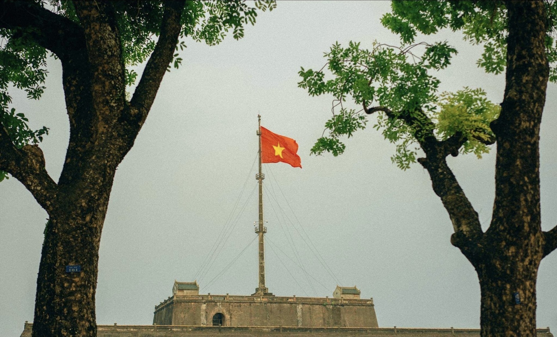 Vì Kỳ đài nói riêng và di tích Thượng Thành nói chung đều là điểm du lịch mới được khai thác và miễn phí cho người tham quan nên có thể rất nhiều người chưa biết đến không gian tuyệt vời ở trên di tích này. 