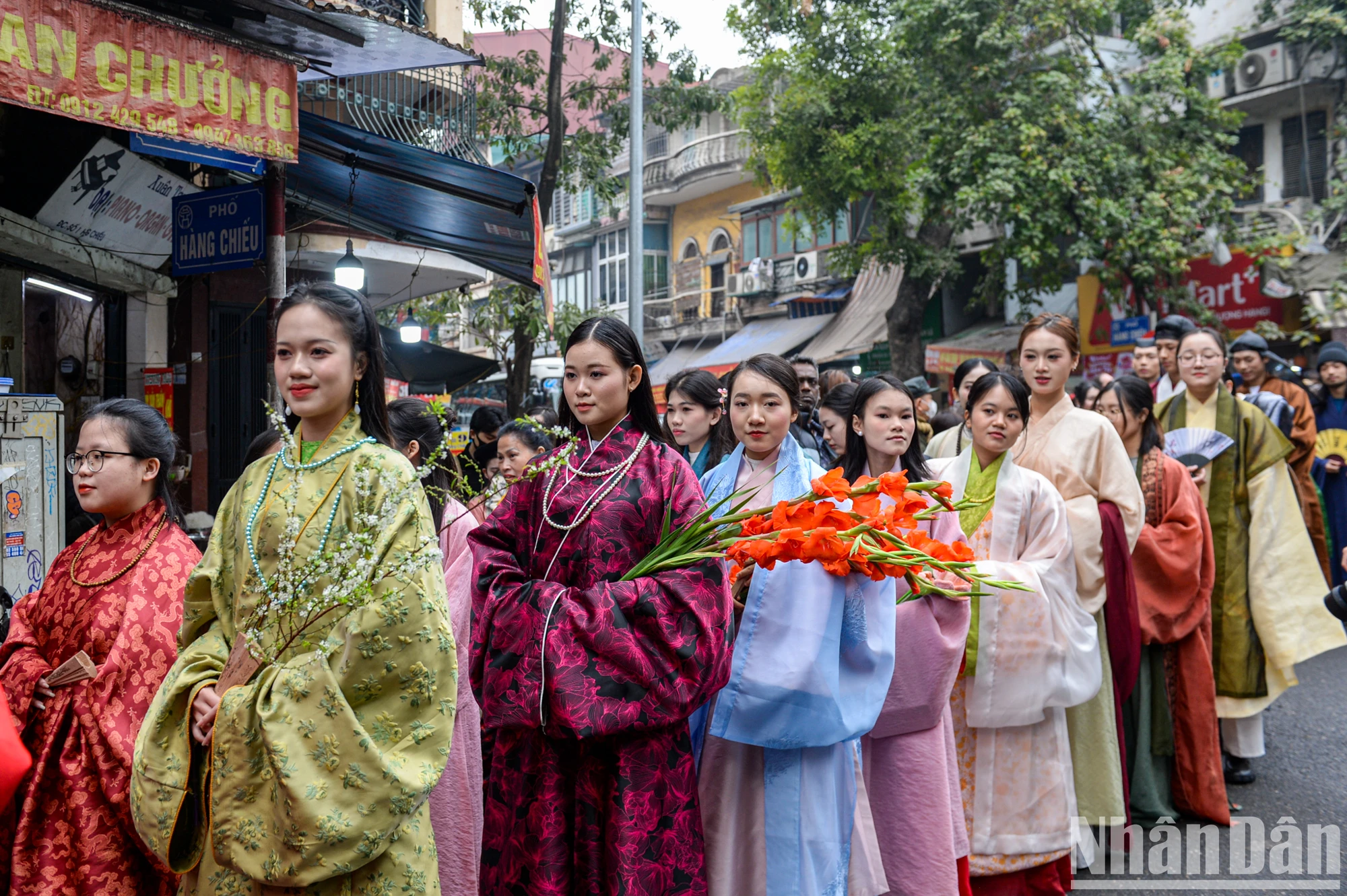 [Ảnh] 400 người mặc cổ phục Việt diễu hành trên phố cổ Hà Nội ảnh 1