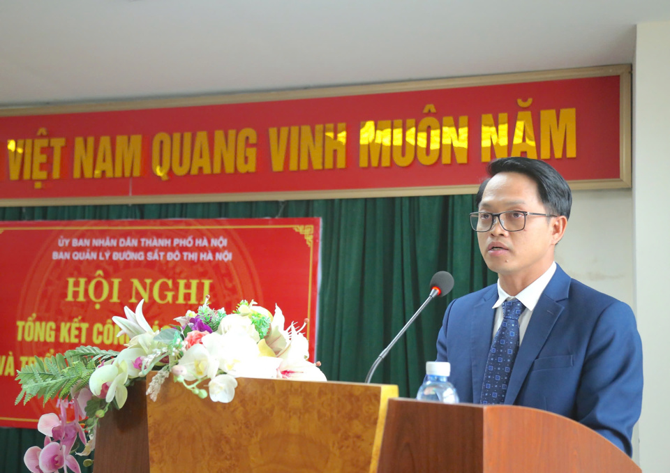 Ông Nguyễn Bá Sơn – Phó Giám đốc Ban Quản lý Đường sắt Đô thị Hà Nội báo cáo về công tác hoạt động của Ban năm 2024 và đề ra phương hướng nhiệm vụ năm 2025.  