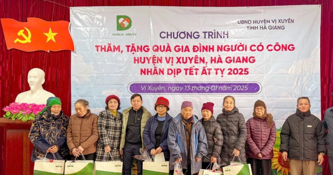 Báo Dân trí thăm, tặng quà Tết tới các gia đình người có công tại Hà Giang
