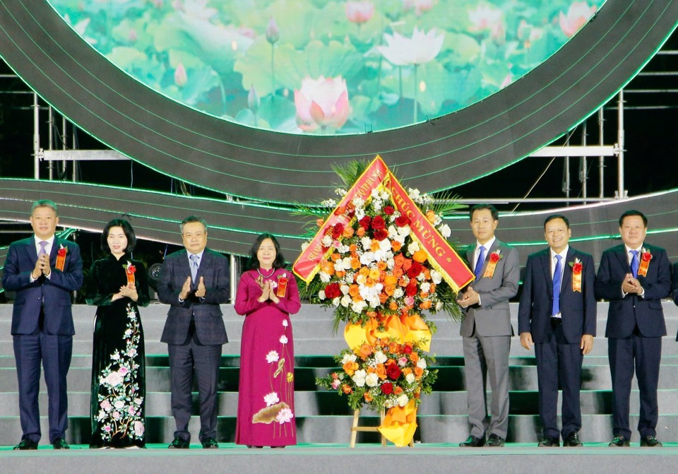 Bí thư Thành ủy Hà Nội Bùi Thị Minh Hoài và lãnh đạo TP tặng hoa chúc mừng Sở NN&PTNT Hà Nội nhân kỷ niệm 70 năm Ngày thành lập Sở NN&PTNT Hà Nội và đón nhận Huân chương Lao động hạng Nhất.