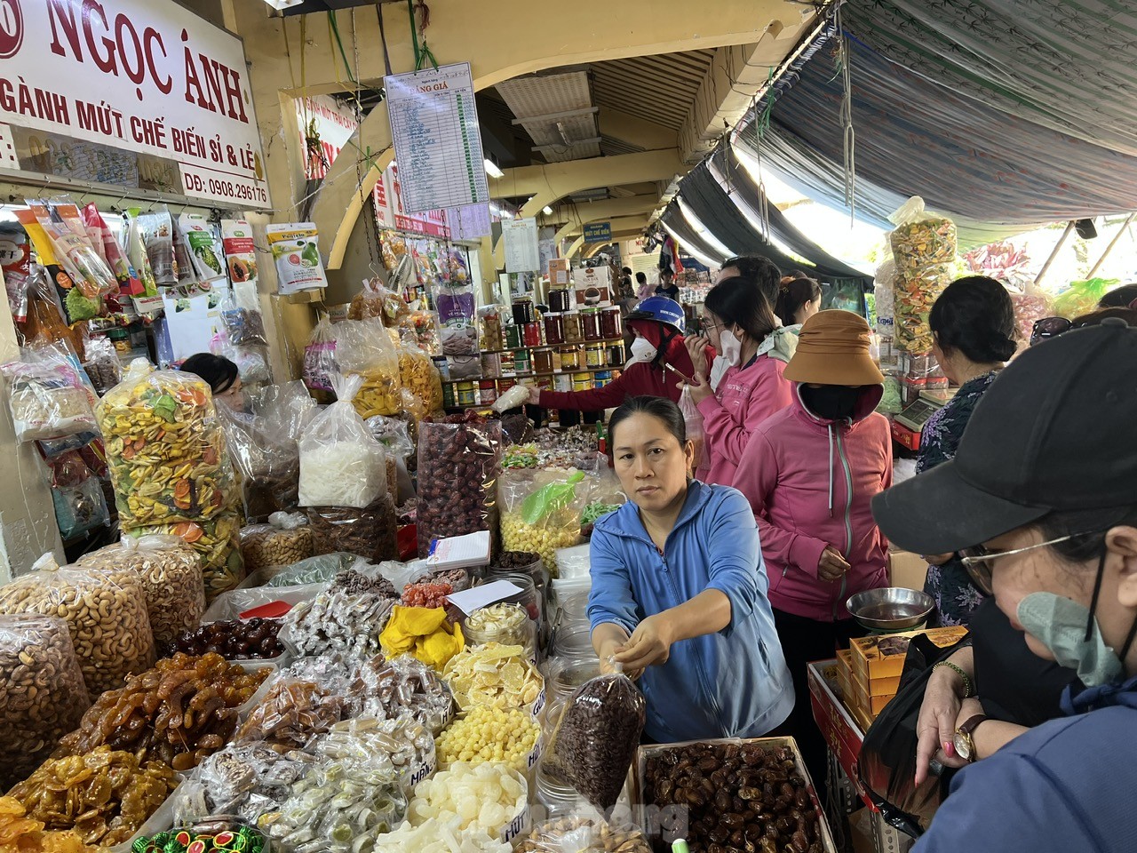 Bất ngờ ở chợ Bình Tây ngày giáp Tết ảnh 1