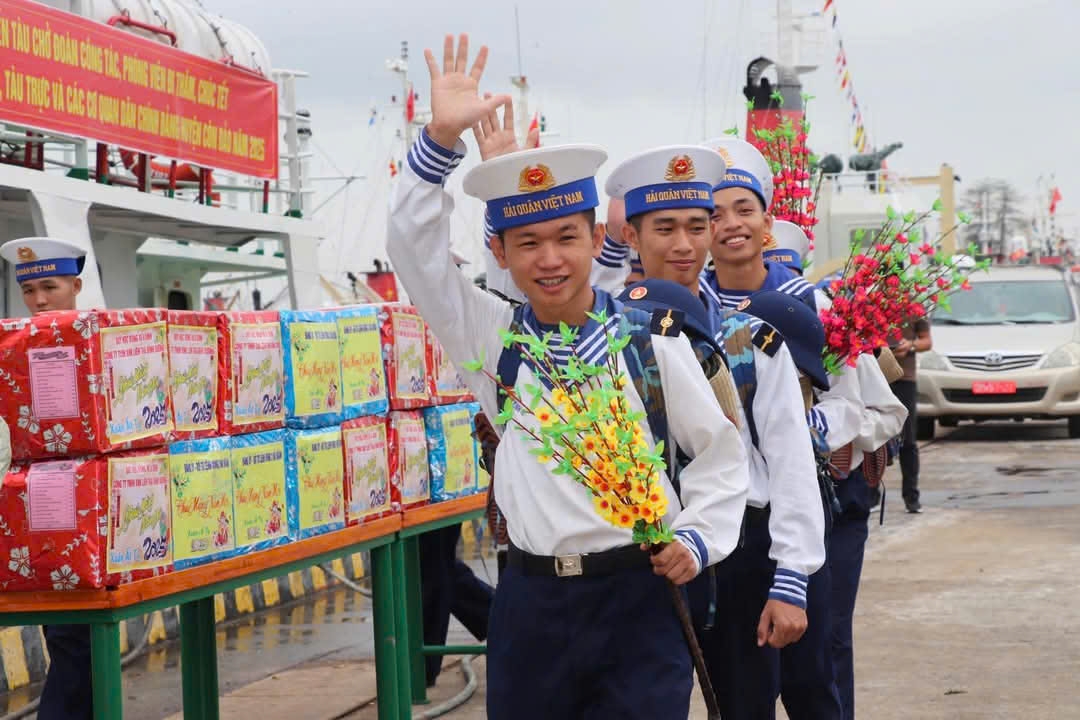 bo tu lenh vung 2 hai quan to chuc dua qua tet den nha gian dk1 va cac luc luong lam nhiem vu tren bien hinh 1