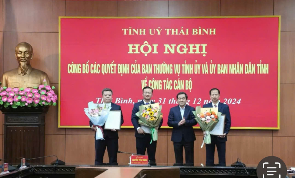 Ông Nguyễn Tiến Thành, Phó Bí thư Thường trực Tỉnh ủy, Chủ tịch HĐND tỉnh Thái Bình trao các quyết định điều động, bổ nhiệm và tặng hoa chúc mừng. Ảnh: HG