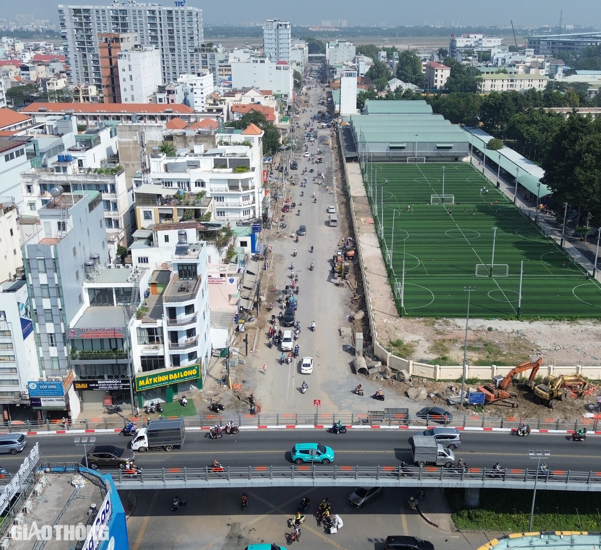 Cận cảnh hai tuyến đường chống ùn tắc sân bay Tân Sơn Nhất trước ngày thông xe- Ảnh 1.