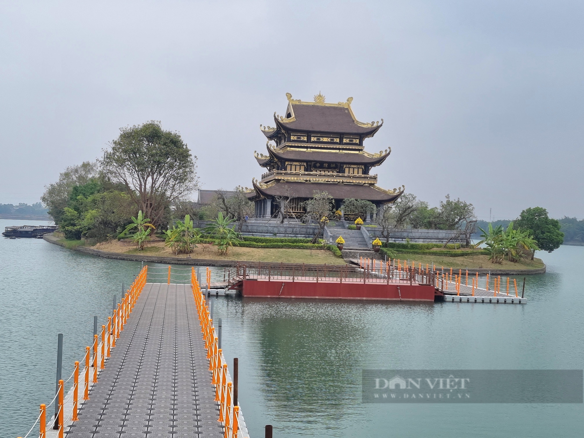 Cận cảnh ngôi chùa dát vàng độc đáo ở Ninh Bình - Ảnh 1.