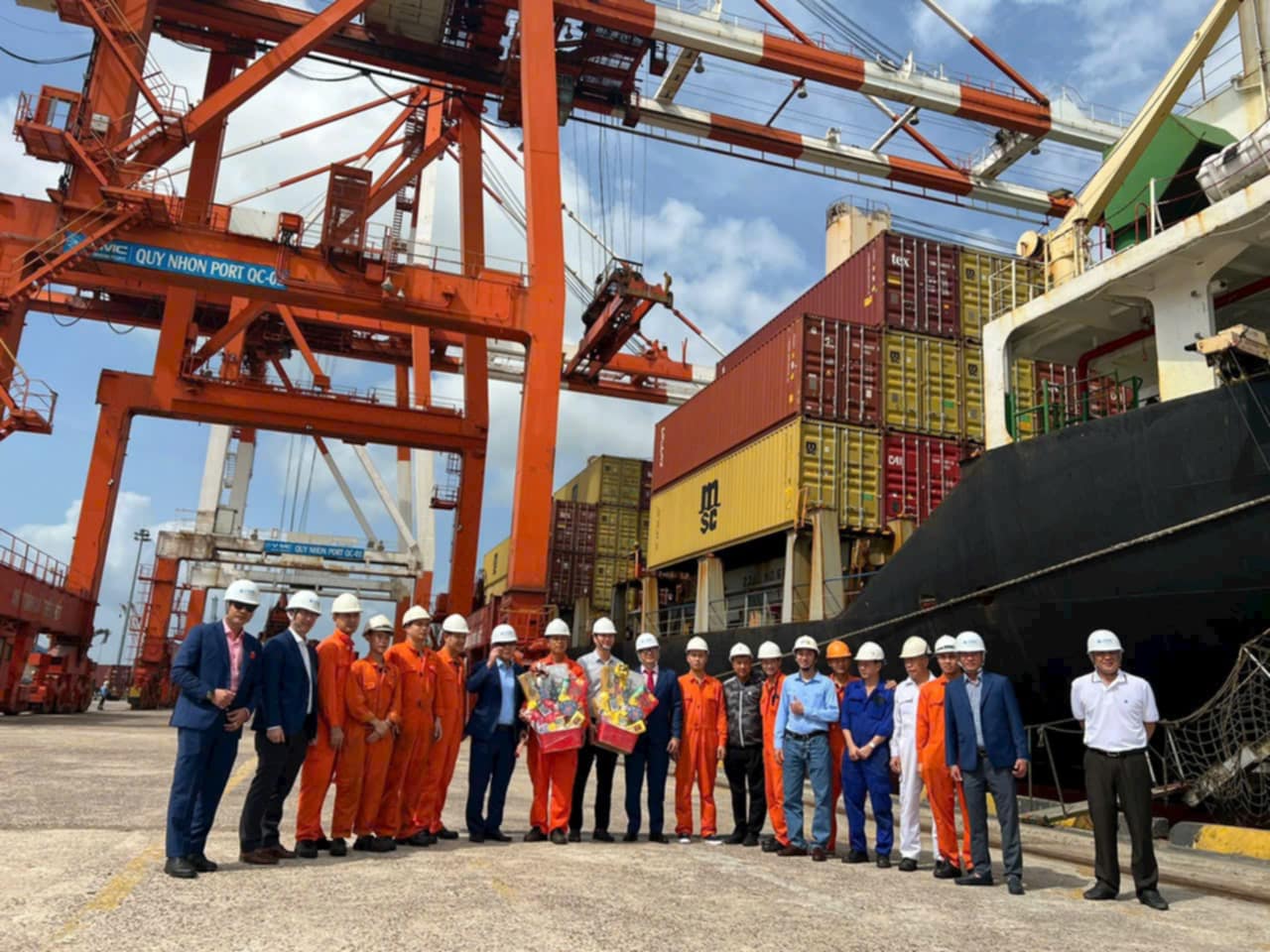 Cảng Quy Nhơn tất bật đón tàu xuyên Tết, tăng trưởng tích cực- Ảnh 1. Cảng Quy Nhơn tất bật đón tàu xuyên Tết, tăng trưởng tích cực- Ảnh 1.