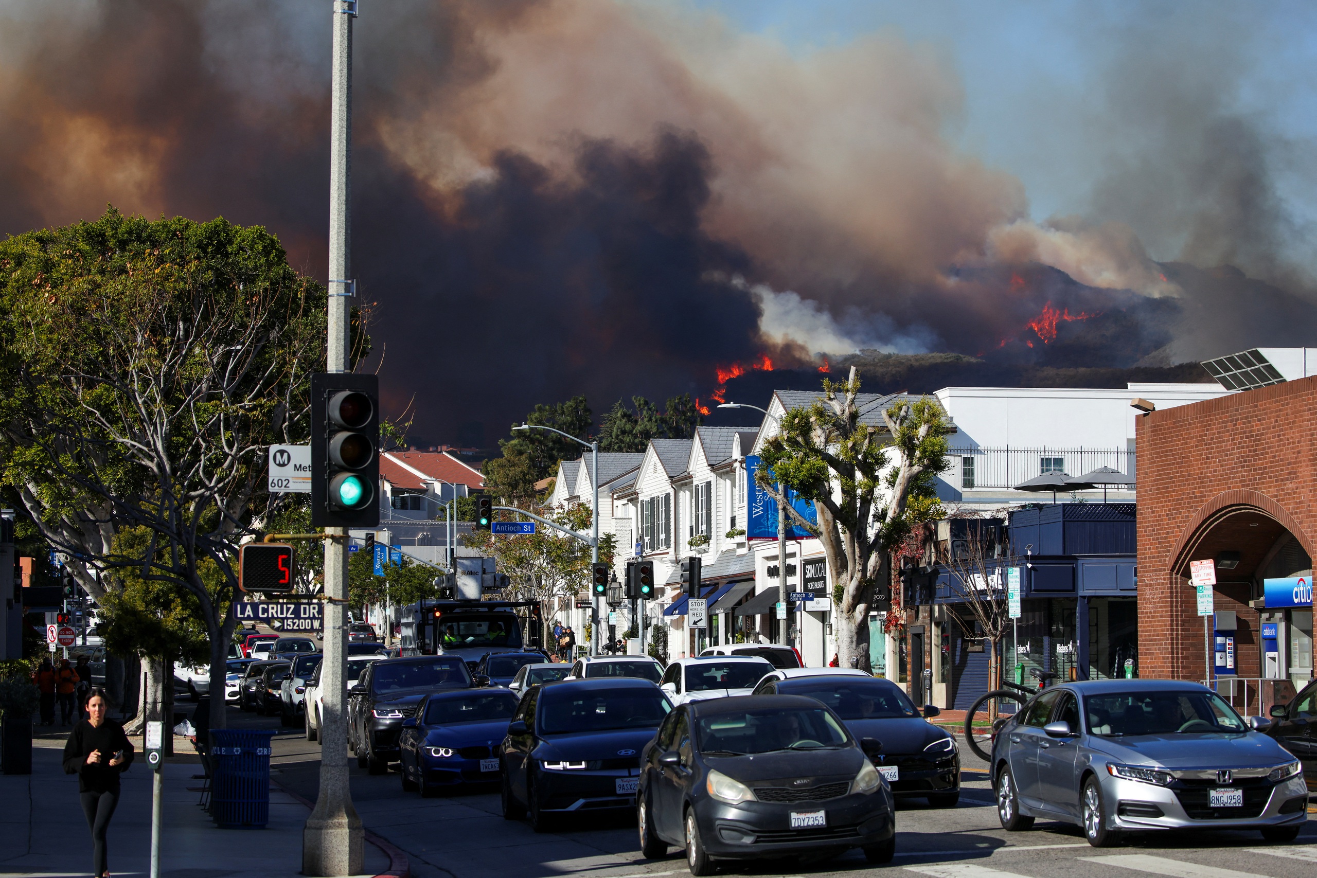 Cháy lớn tại California, hàng ngàn người phải sơ tán- Ảnh 2.