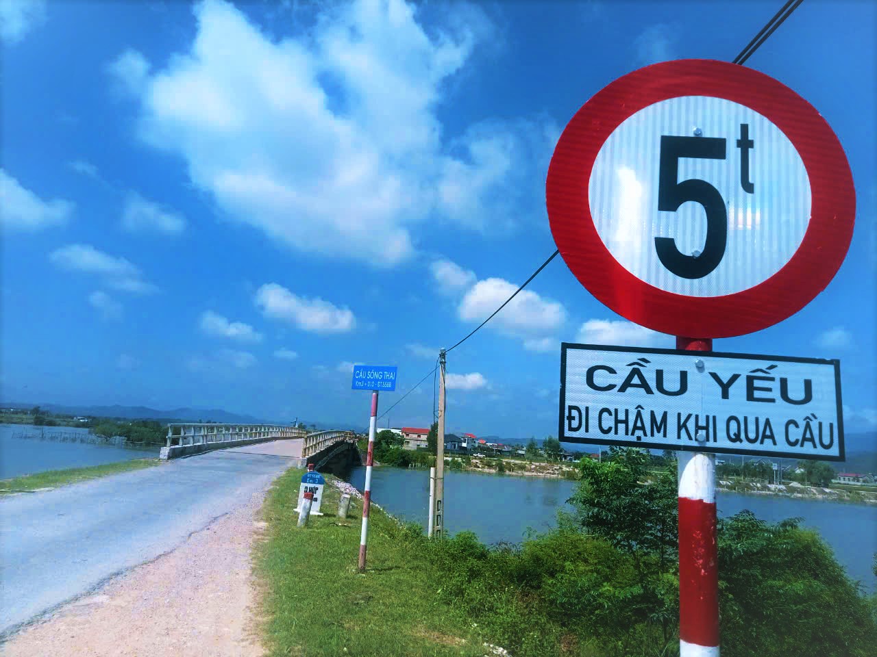 Chi 40 tỉ đồng xây mới lại cây cầu đang Chi 40 tỉ đồng xây mới lại cây cầu đang