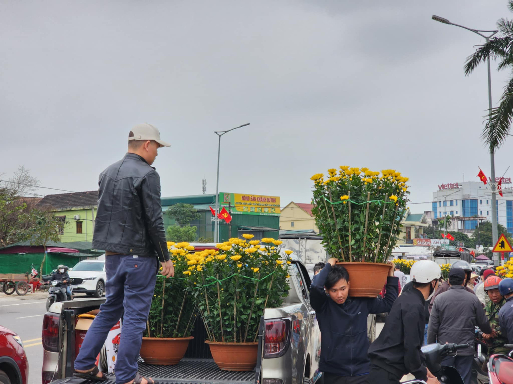 29 Tết, người bán hoa nín thở, nhiều người ra tay tương trợ - Ảnh 1.