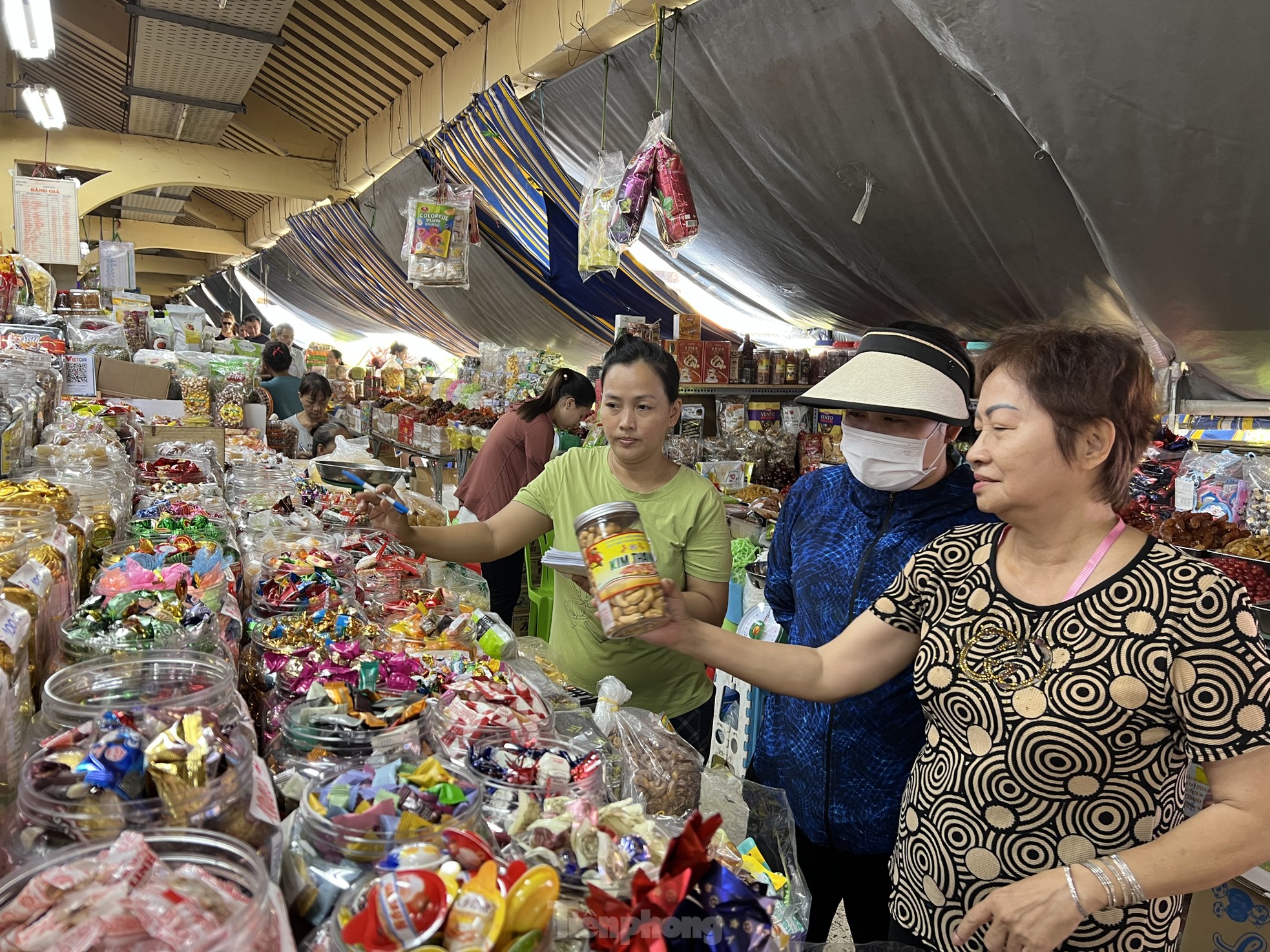 Chợ Tết thưa thớt, tiểu thương 'ngóng theo từng du khách' ảnh 1