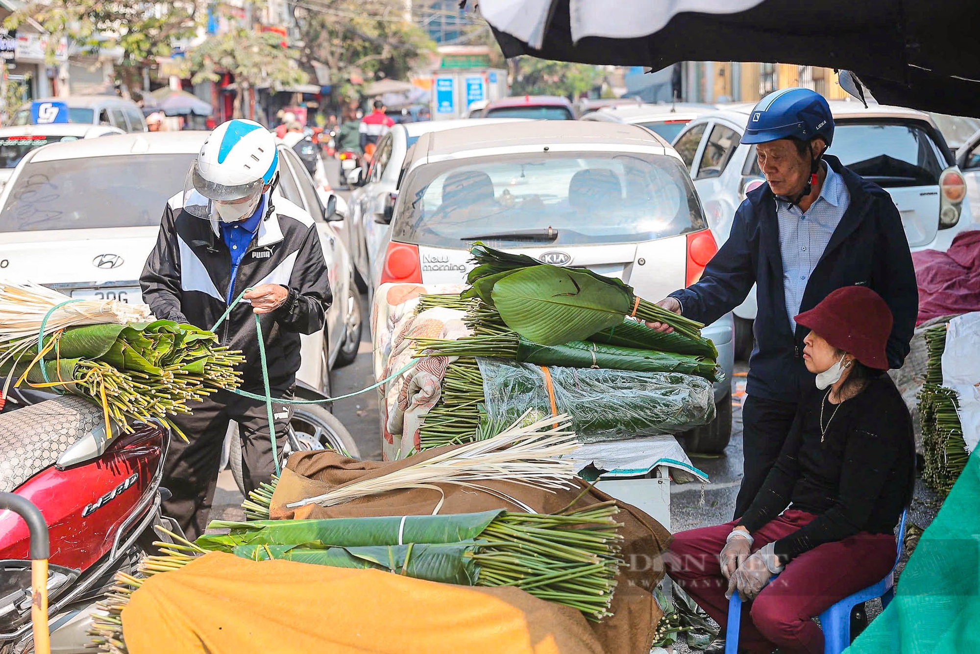 Chợ lá dong lâu đời nhất Hà Nội tấp nập, nhộn nhịp những ngày giáp Tết Nguyên đán 2025- Ảnh 1.