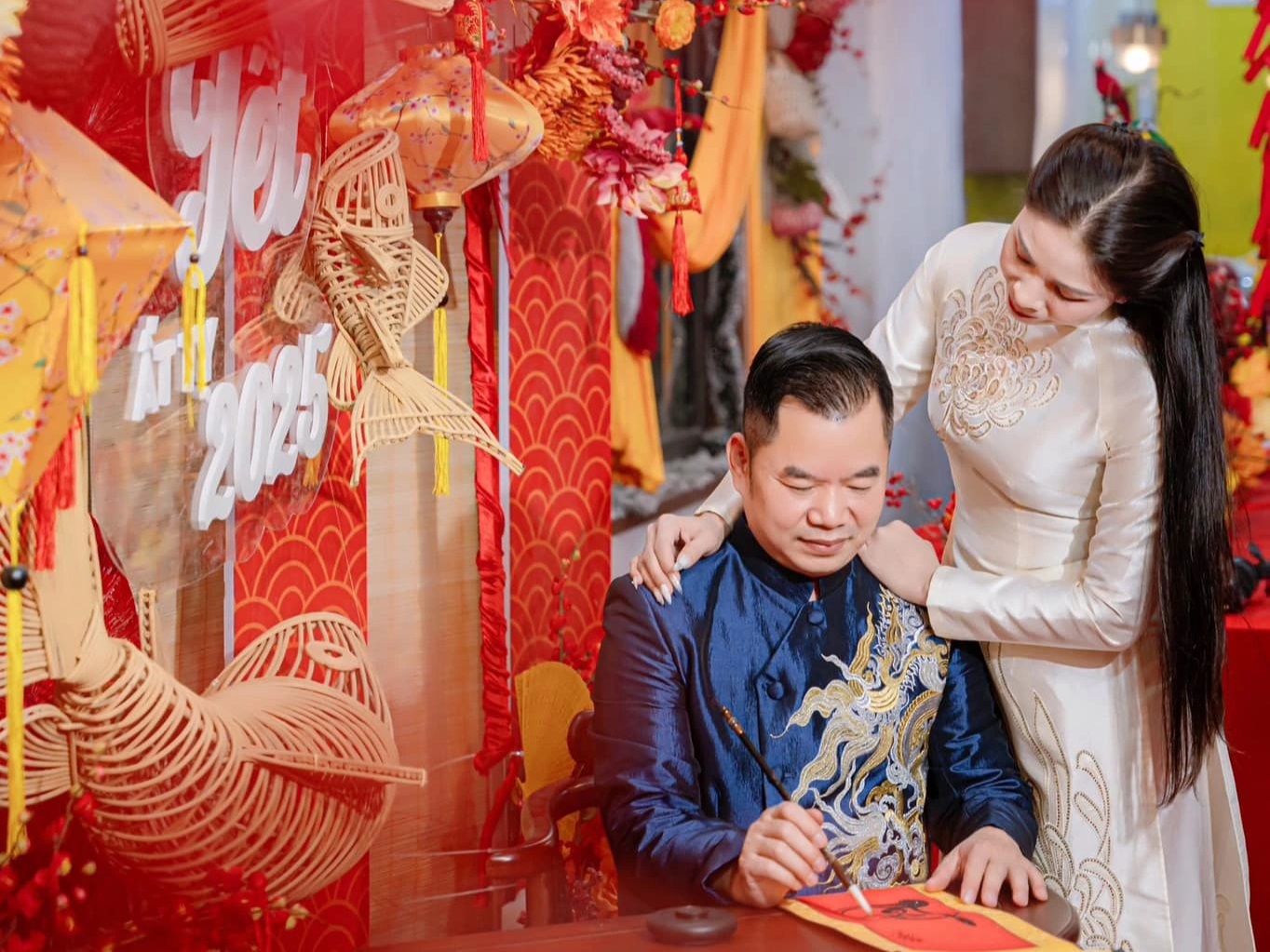 Husband creates a stunning photo-worthy corner for his wife during Tet (Lunar New Year), costing 12 million VND. Chồng dựng góc sống ảo Tết cho vợ đẹp như tiệm ảnh, chi phí 12 triệu đồng - 1