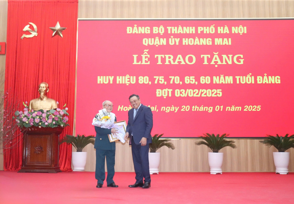  Chủ tịch UBND TP Hà Nội Trần Sỹ Thanh trao Huy hiệu 70 năm tuổi Đảng cho cán bộ lão thành cách mạng Nguyễn Ngọc Dương.