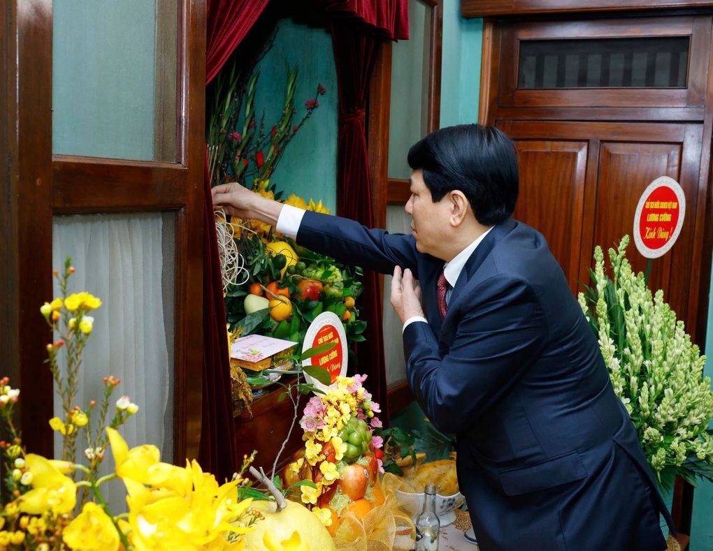 Chủ tịch nước dâng hương tưởng niệm Chủ tịch Hồ Chí Minh ngày đầu xuân mới - 1 Chủ tịch nước dâng hương tưởng niệm Chủ tịch Hồ Chí Minh ngày đầu xuân mới - 1