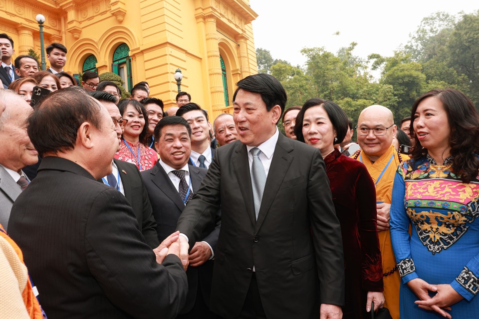 Chủ tịch nước Lương Cường và Phu nhân thăm hỏi kiều bào. Ảnh: Ủy ban Nhà nước về NVNONN