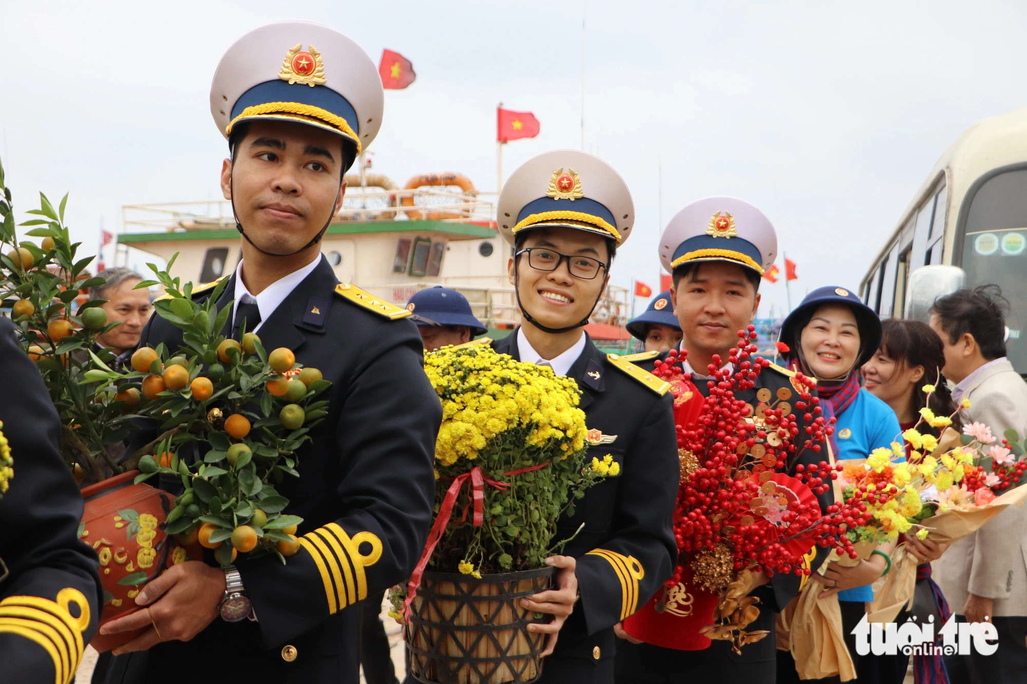 Thăm, chúc Tết quân và dân đảo Cồn Cỏ, Lý Sơn - Ảnh 1.