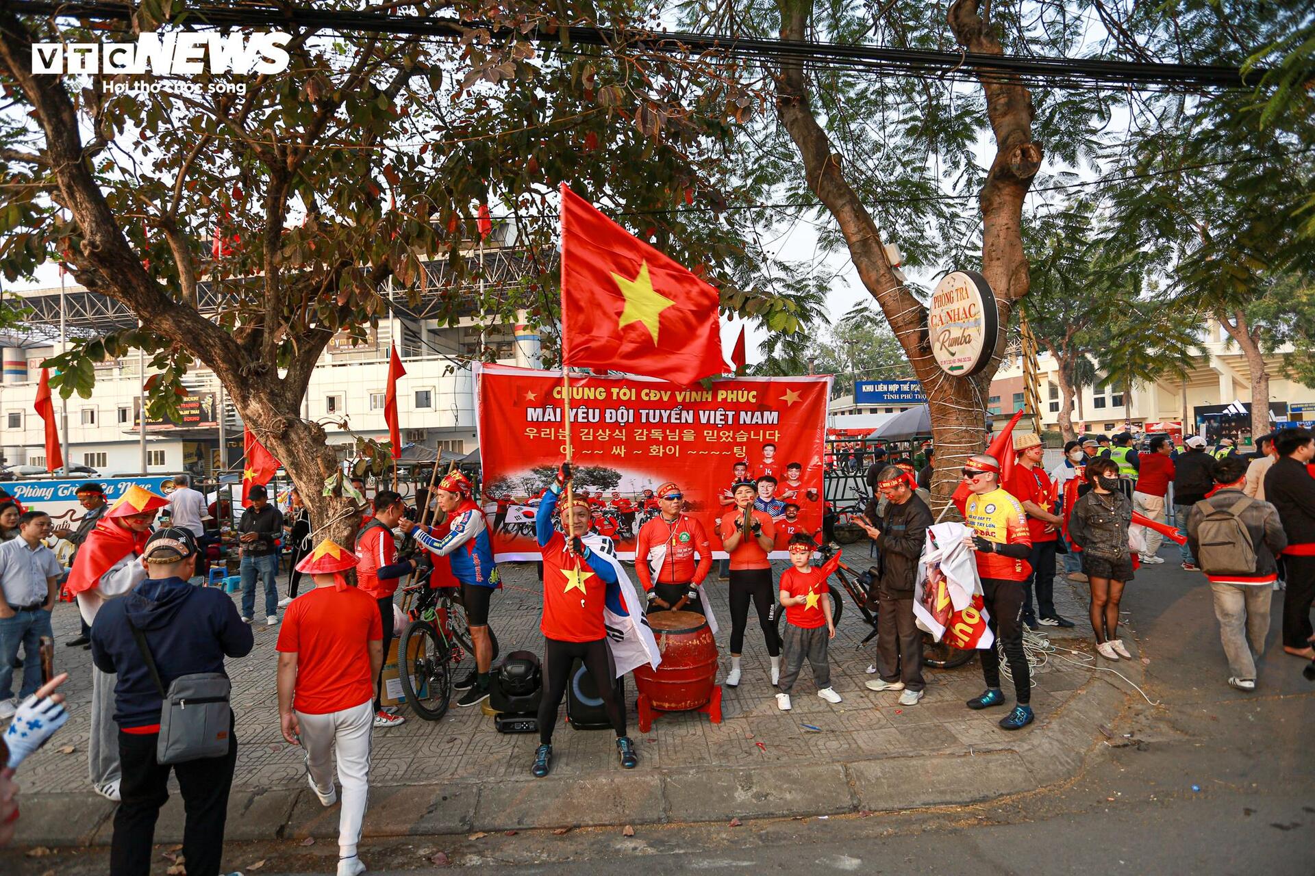 Cổ động viên vượt 500km tiếp lửa tuyển Việt Nam đấu Thái Lan - 1