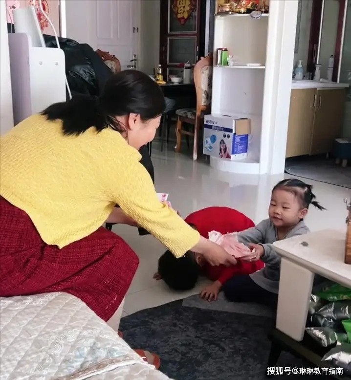 Con gái hỏi 'Tại sao bà nội lại lì xì ít hơn bà ngoại?', câu trả lời của nàng dâu khiến cả nhà chồng xuýt xoa: Sao mà khéo thế! - Ảnh 1.