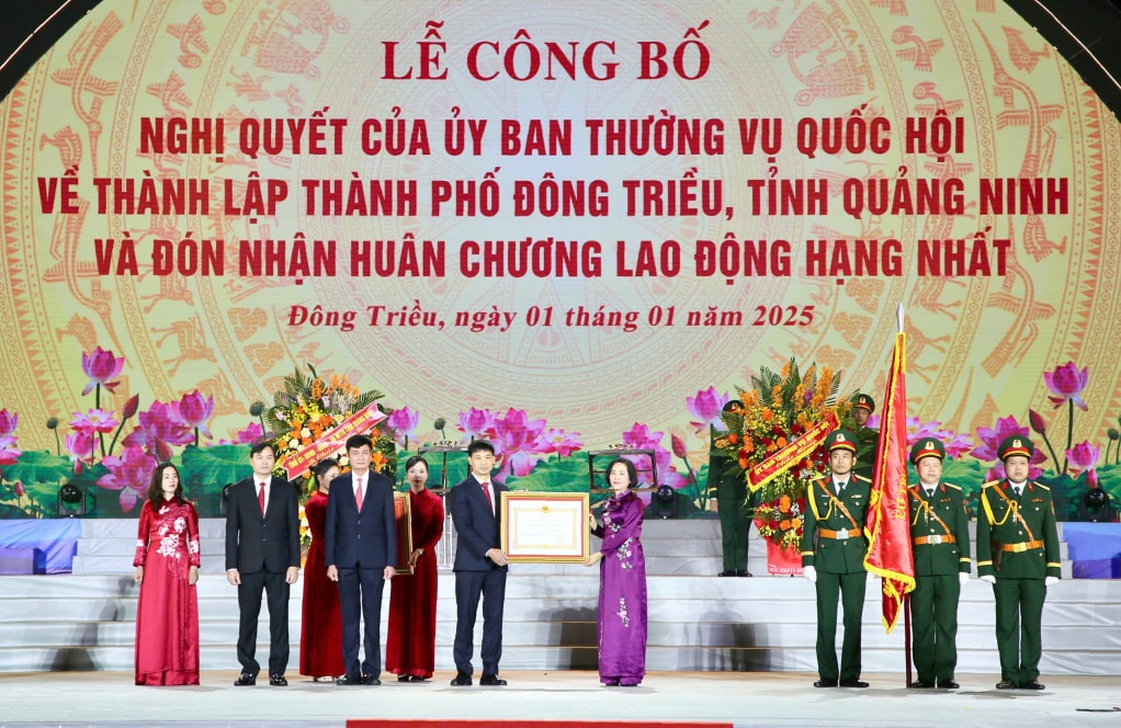 Đồng chí Nguyễn Thị Thanh, Ủy viên Trung ương Đảng, Phó Chủ tịch Quốc hội trao Quyết định của Chủ tịch nước tặng Huân chương Lao động hạng Nhất cho Đảng bộ, chính quyền và Nhân dân thành phố Đông Triều.