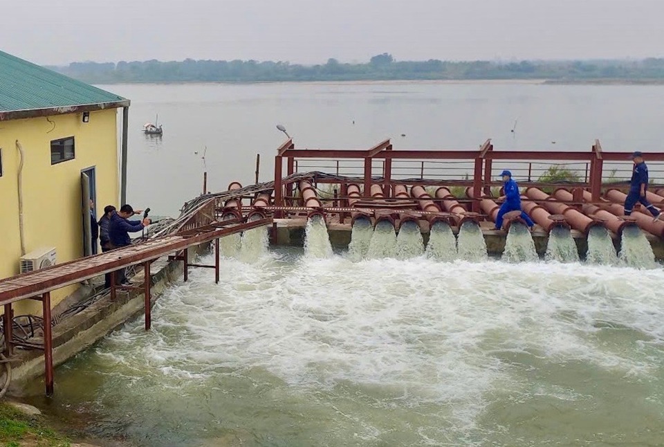 Vận hành lấy nước sản xuất vụ Xuân tại trạm bơm dã chiến Bá Giang (huyện Hoài Đức).