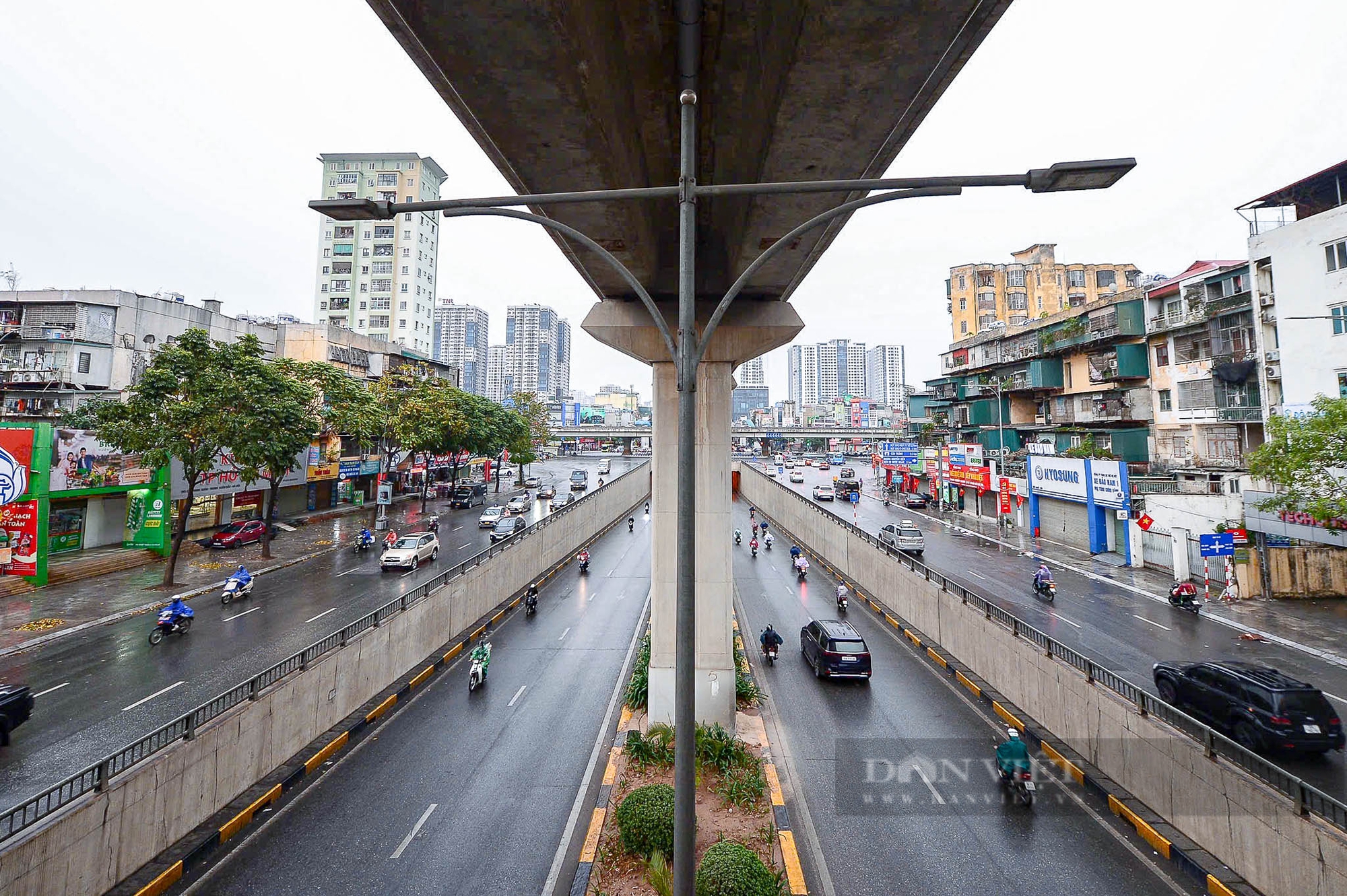 Cửa ngõ Hà Nội vẫn ùn dài, các tuyến phố trong nội đô thông thoáng khác lạ ngày 27 Tết - Ảnh 1.