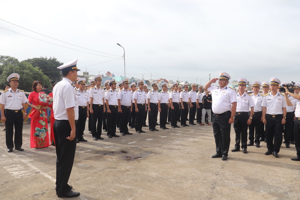 Thượng tá Triệu Thanh Tùng - Phó tham mưu trưởng Bộ Tư lệnh Vùng 2 hải quân, Trưởng đoàn công tác tàu Trường Sa 21 nhận nhiệm vụ trước giờ tàu khởi hành tại cầu cảng ngày 1/1/2025 - Ảnh: Vân Hà