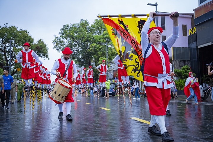 Chương trình lễ hội đường phố phục vụ du khách trong khuôn khổ Festival Huế 2024. Ảnh: Lê Hoàng.