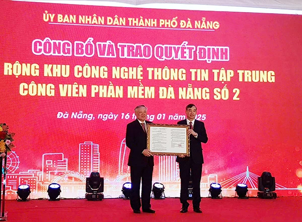 Phó Thủ tướng Thường trực Nguyễn Hoà Bình trao Quyết định mở rộng Khu CNTT tập trung CVPM Đà Nẵng số 2 cho Chủ tịch UBND TP Đà Nẵng.