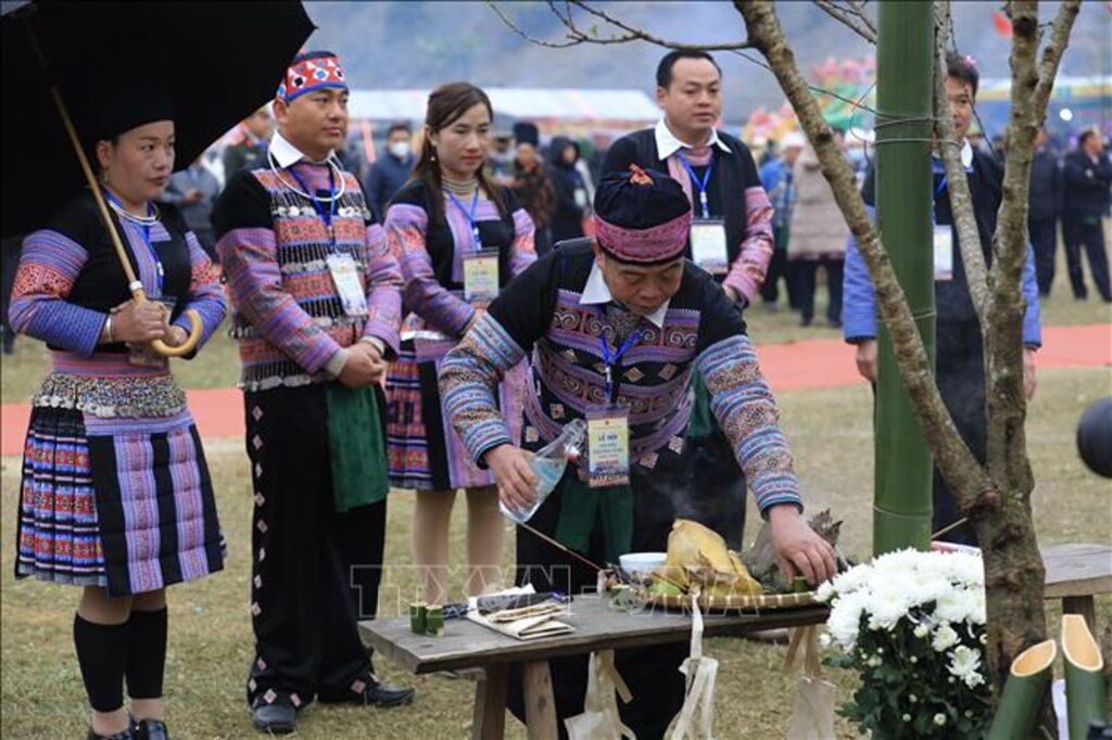 dac sac le hoi gau tao cua nguoi mong o hoa binh hinh 1