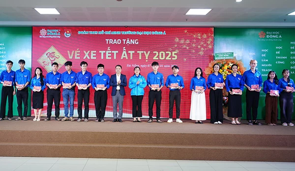 Đại học Đông Á trao tặng vé xe Tết Ất Tỵ 2025 cho sinh viên khó khăn miền Trung - Tây Nguyên đang theo học tại trường.